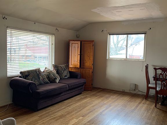 4th image of 4607 Adrian St