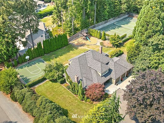 This is a rare find on 1.14 acres in the heart of Redmond. 