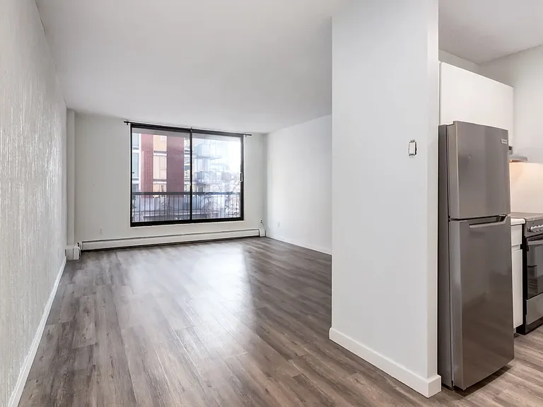 115 25th Ave SW #403 — Photo 1