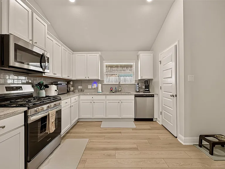 2605 Golden Palms Ln — Photo 21