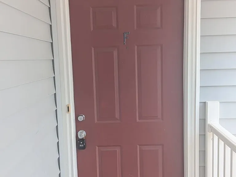 143 W Victoria Ct #F — Photo 2