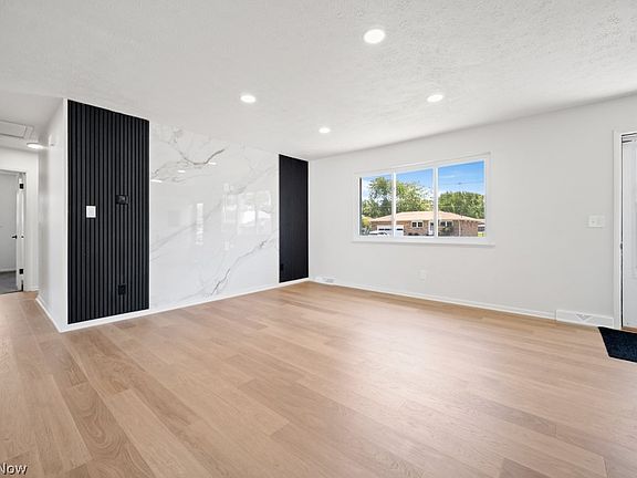 5th image of 322 Windsor Dr
