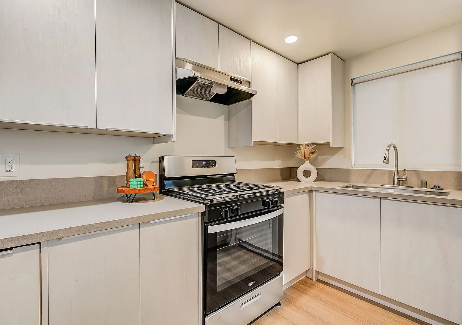 632 N Kingsley Dr — Photo 1