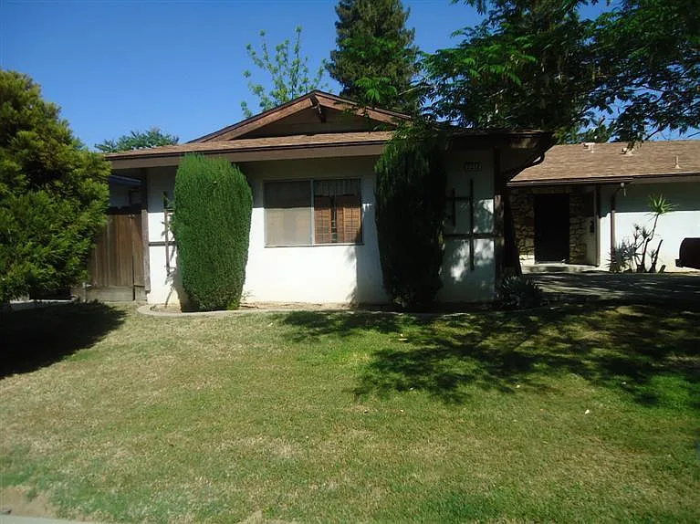 2212 N Garden Ave photo 1