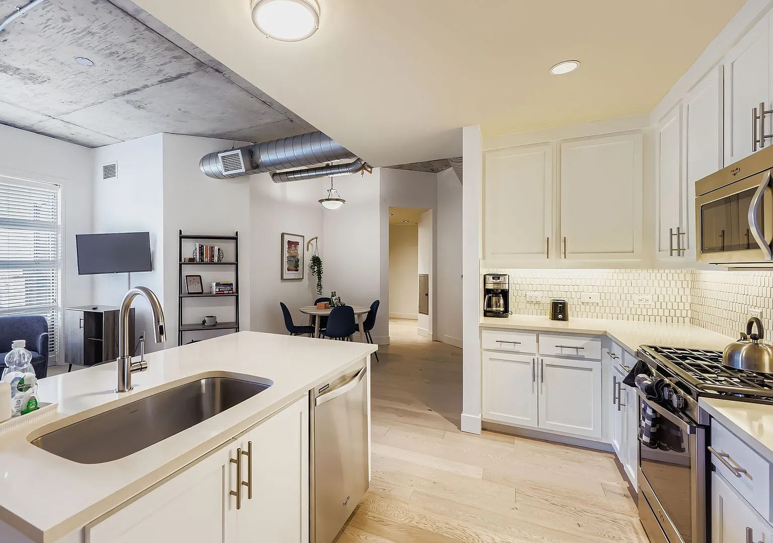 Modern 1 BDR in Peloton - All the Amenities — Photo 2
