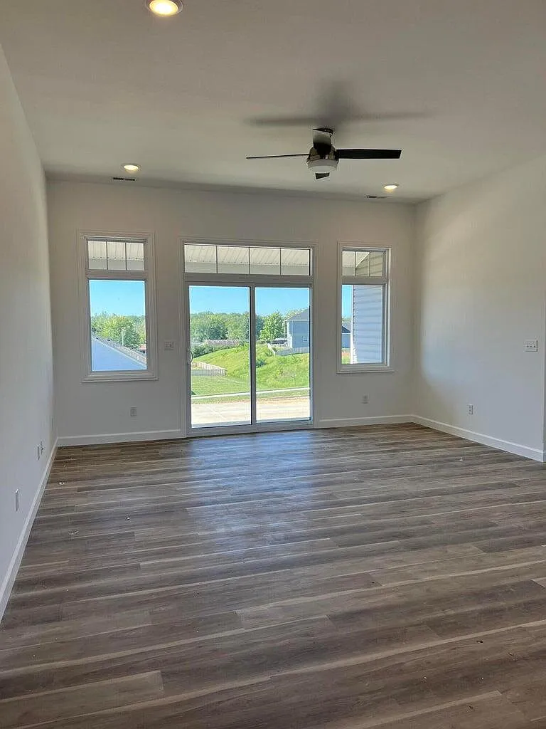 3 bed, 2.0 bath, 1422 sqft, $1,925 — Photo 3