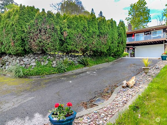 3rd image of 1826 Markham Avenue NE