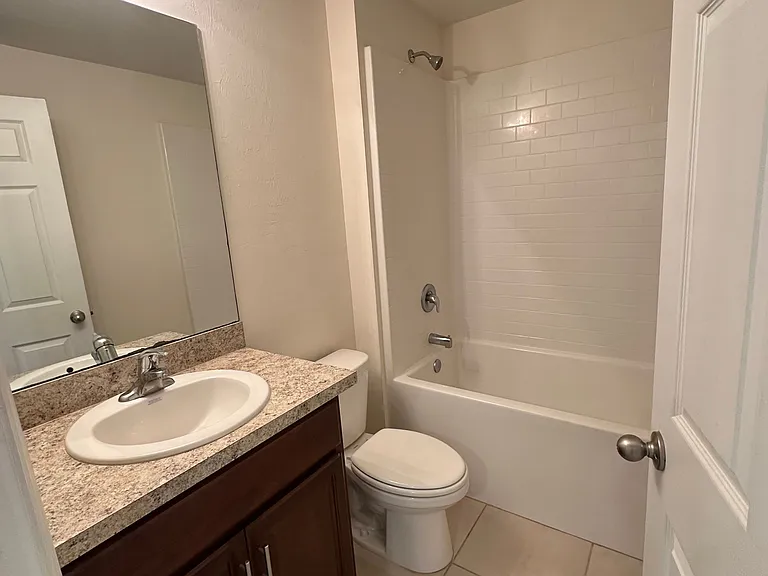 2213 NE 33rd St — Photo 34
