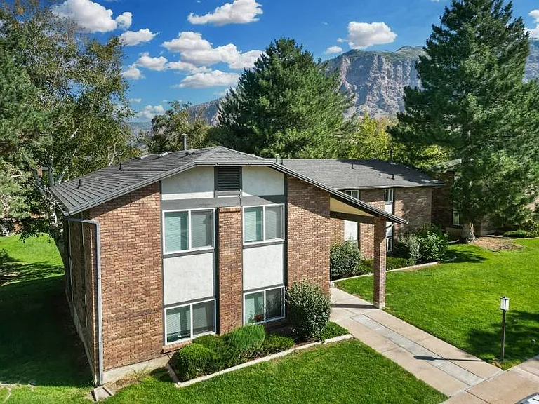 Mountain Ridge Manor — Photo 31