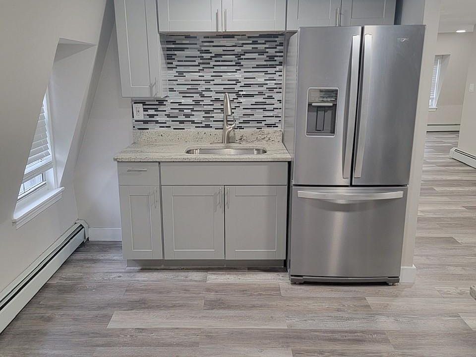 1st image of 43 Kenyon St Floor 3