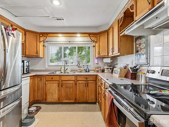2nd image of 5 Lincroft Ave
