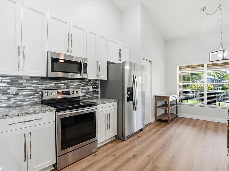 670 Lambton Ln — Photo 7
