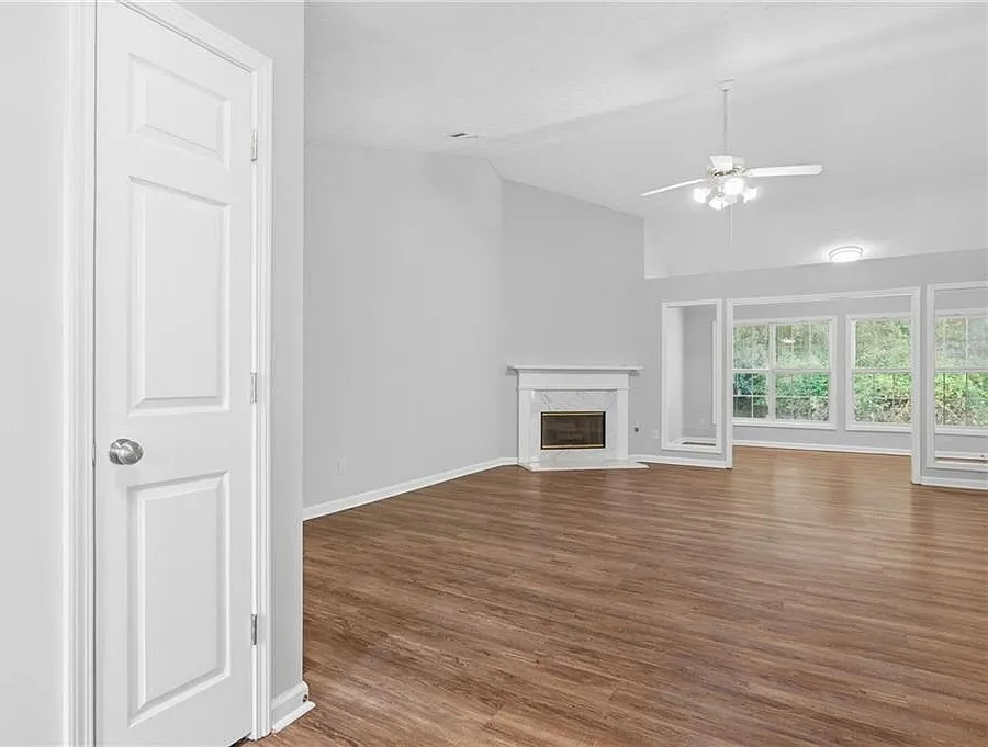 3 bed, 2.0 bath, 2034 sqft, $2,500 — Photo 4