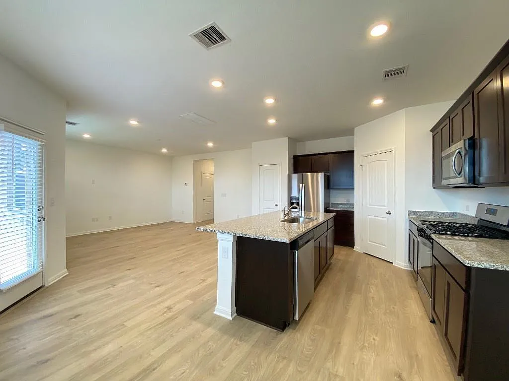 3 bed, 2.5 bath, 1808 sqft, $1,925 — Photo 3