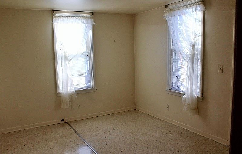 1st image of 929 1/2 Clark St