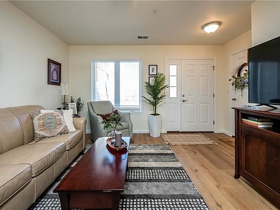 3rd image of 547 Sunview Cir