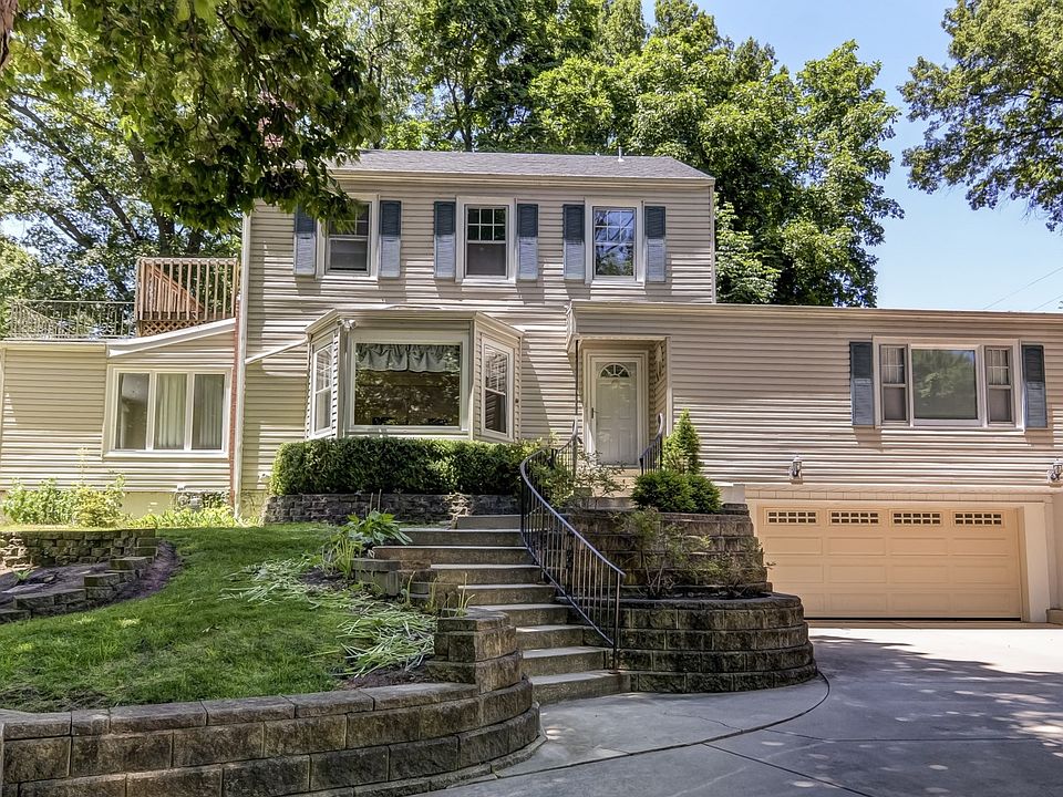 BEAUTIFUL LAKE SPRINGFIELD HOME!  4BD, 3.5BA & 3200+ SF