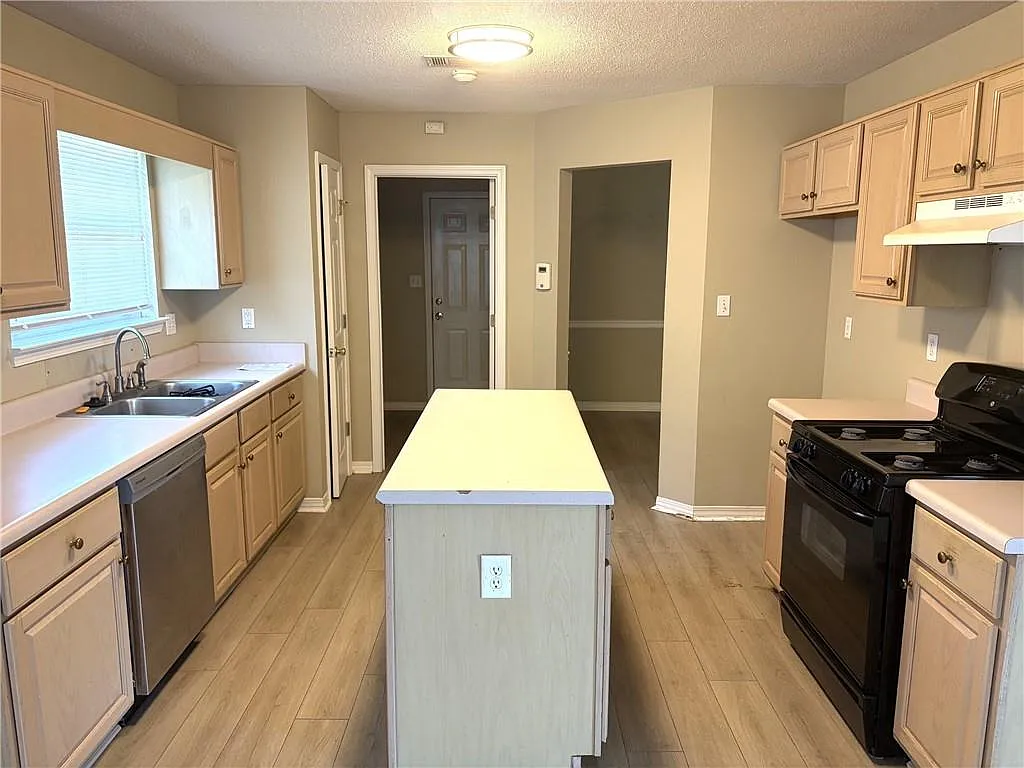 3 bed, 2.0 bath, 1738 sqft, $1,850 — Photo 3