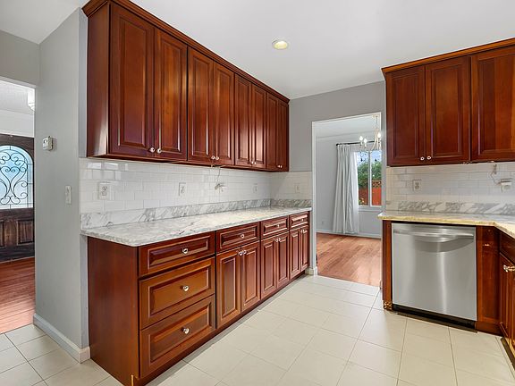 4th image of 28 Plymouth Cir