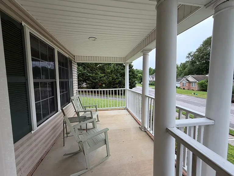 1410 Ashford Ct — Photo 2