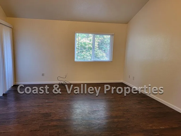 980 Memorial Dr — Photo 8