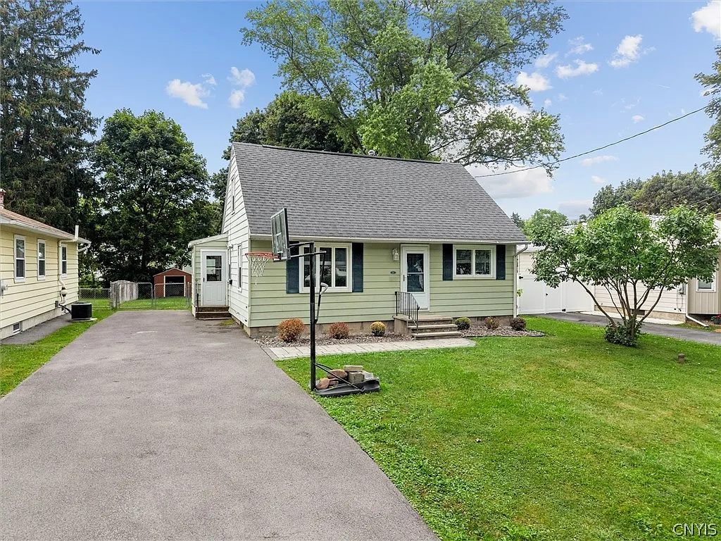 4 bed, 1.5 bath, 1260 sqft, $2,500 — Photo 2