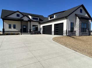 1811 Green Oak Pass, Tiffin, IA 52340