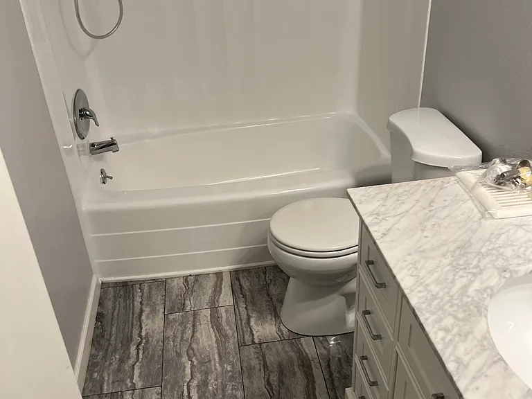 2nd Bath with tub