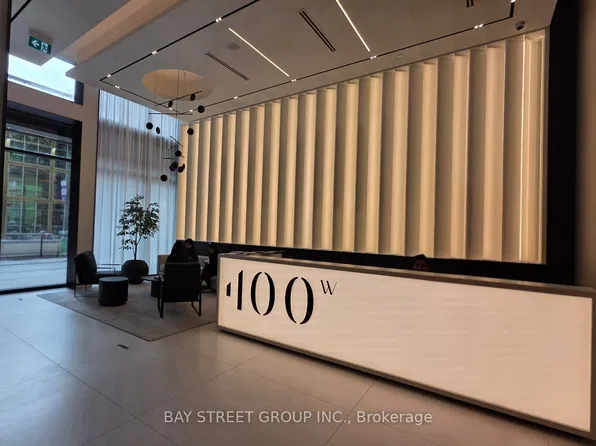 400 King St W, Toronto, ON