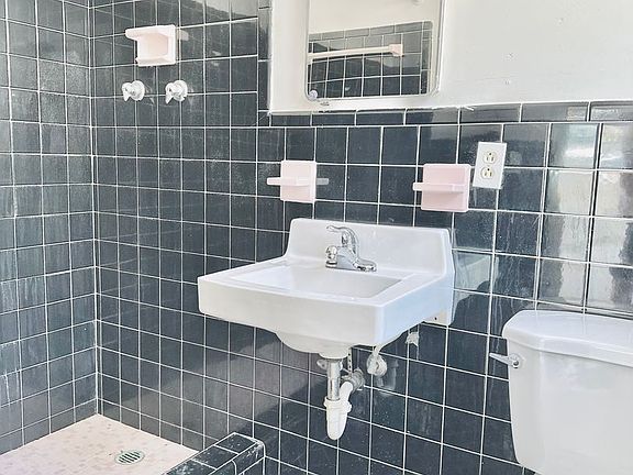 4th image of 1604 Bay Rd APT 1