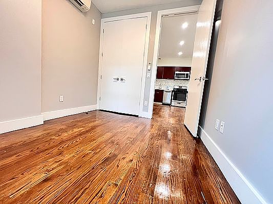 4th image of 114 Woodbine St #1C