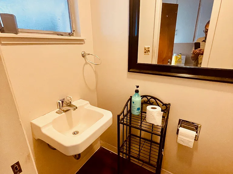 1121 W Churchill St #1 — Photo 9