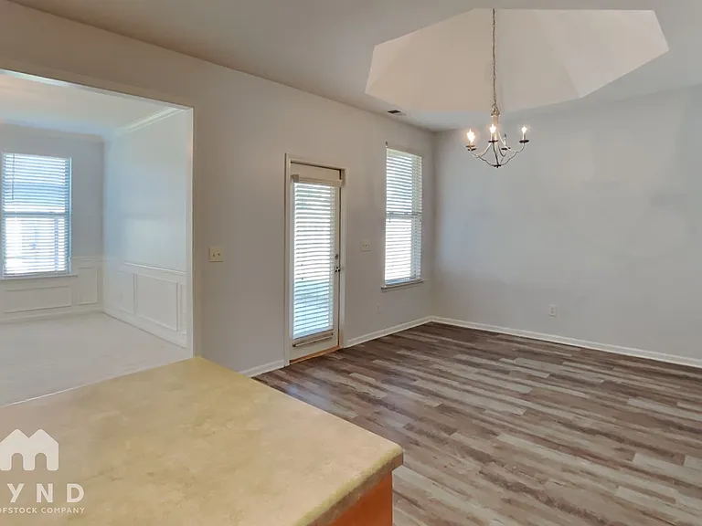 1007 Riviera Dr — Photo 5