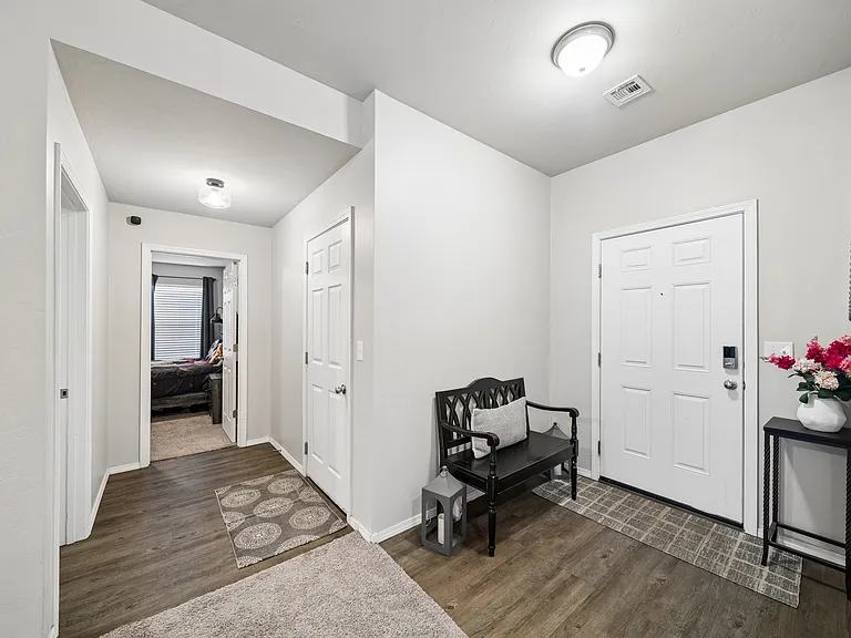 1913 E Brooke Ave — Photo 2