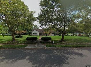 6 Smallwood Ln, Manalapan, NJ 07726