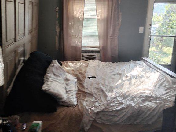 3rd image of 915 Pennell St