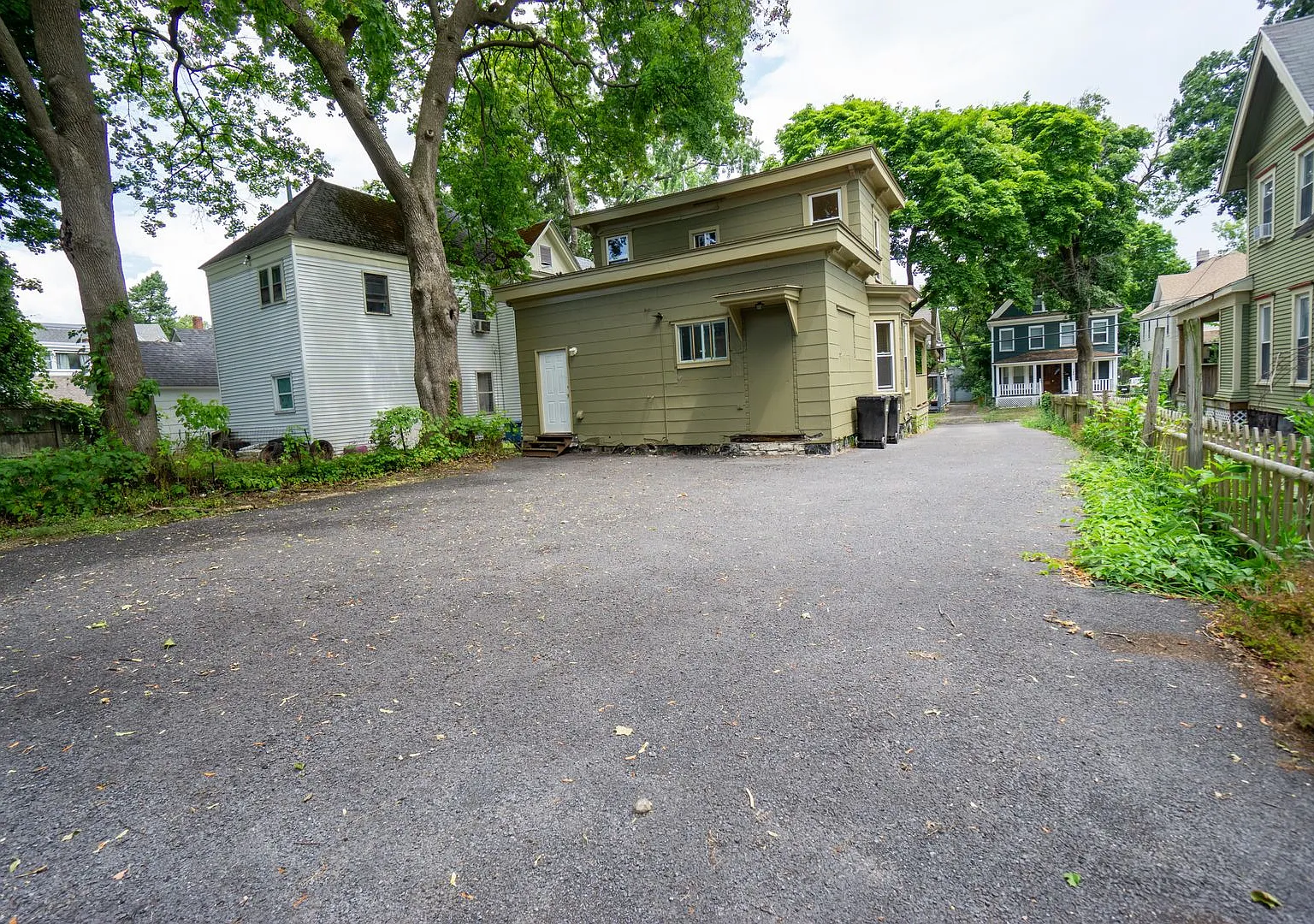 546 Columbus - Available August 1, 2027 - Beautiful 1st Floor Flat On Quiet Residential Street — Photo 1