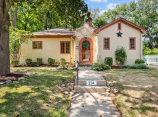 214 Essex Ln, Davenport, IA 52803