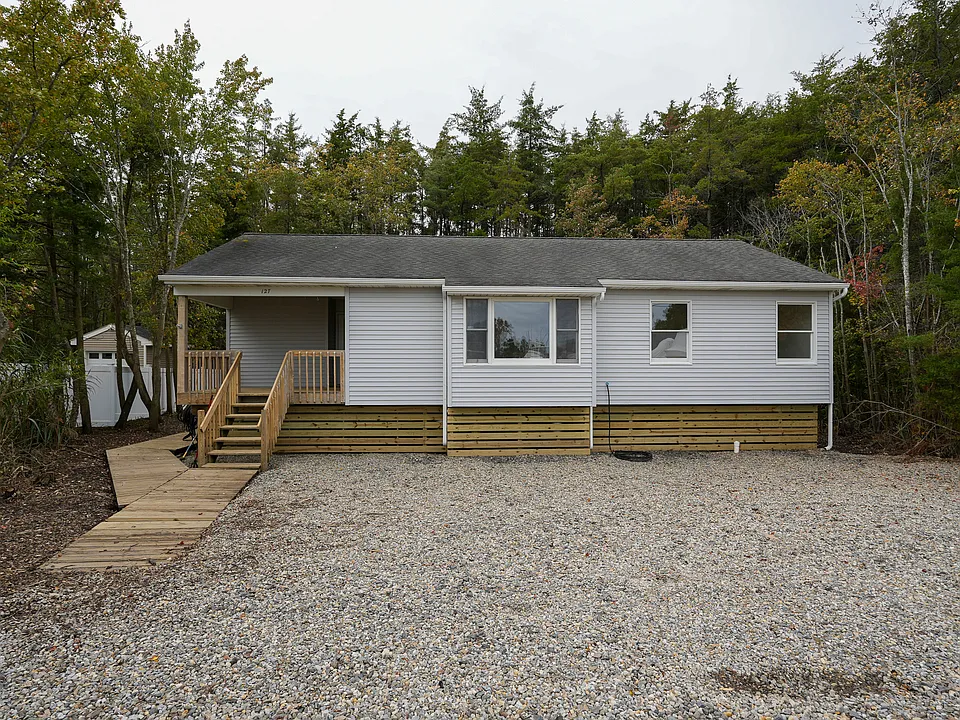 127 Lakeside Dr E