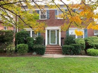 18 Vassar St, Garden City, NY 11530