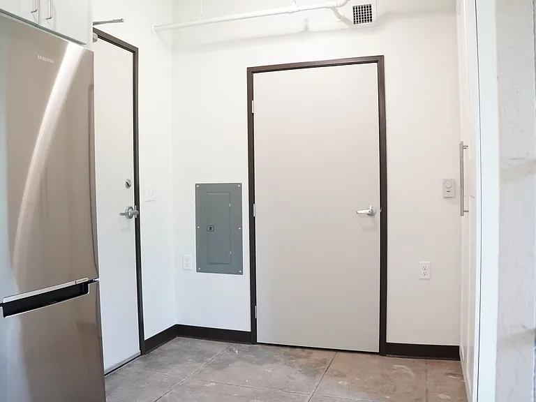 521 W 2nd Street - Leijona — Photo 8