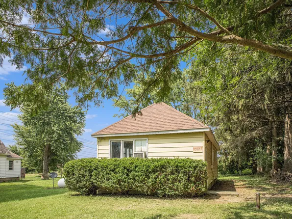 1423 Smith St, Buchanan, MI 49107