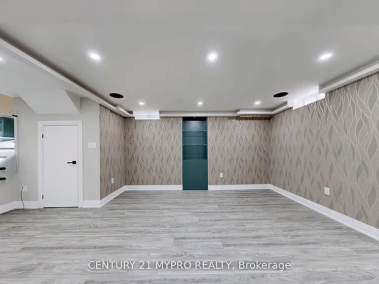 13 N Rexford Dr — Photo 27