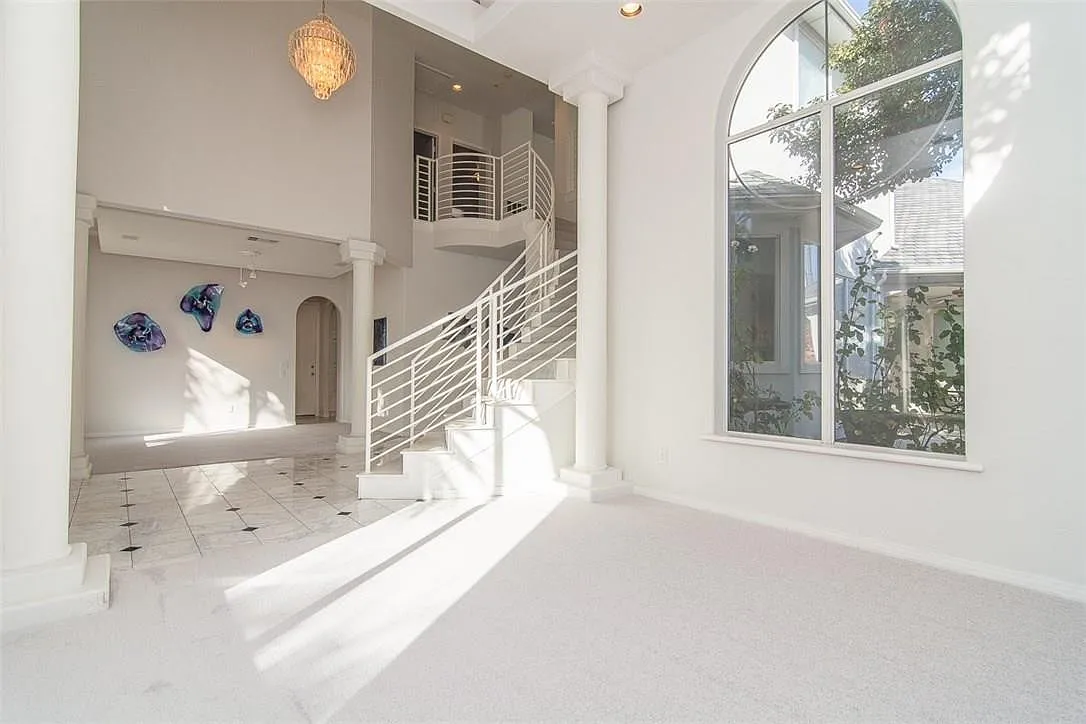 4 bed, 3920 sqft, $5,000 — Photo 3