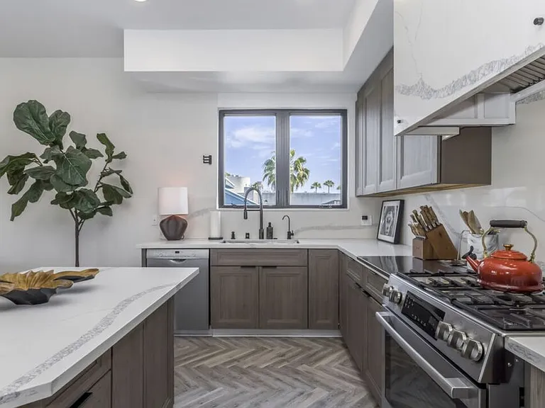 137 N Doheny Dr #2 — Photo 19