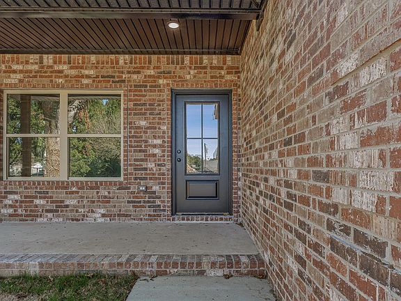 4th image of 904 Lange St
