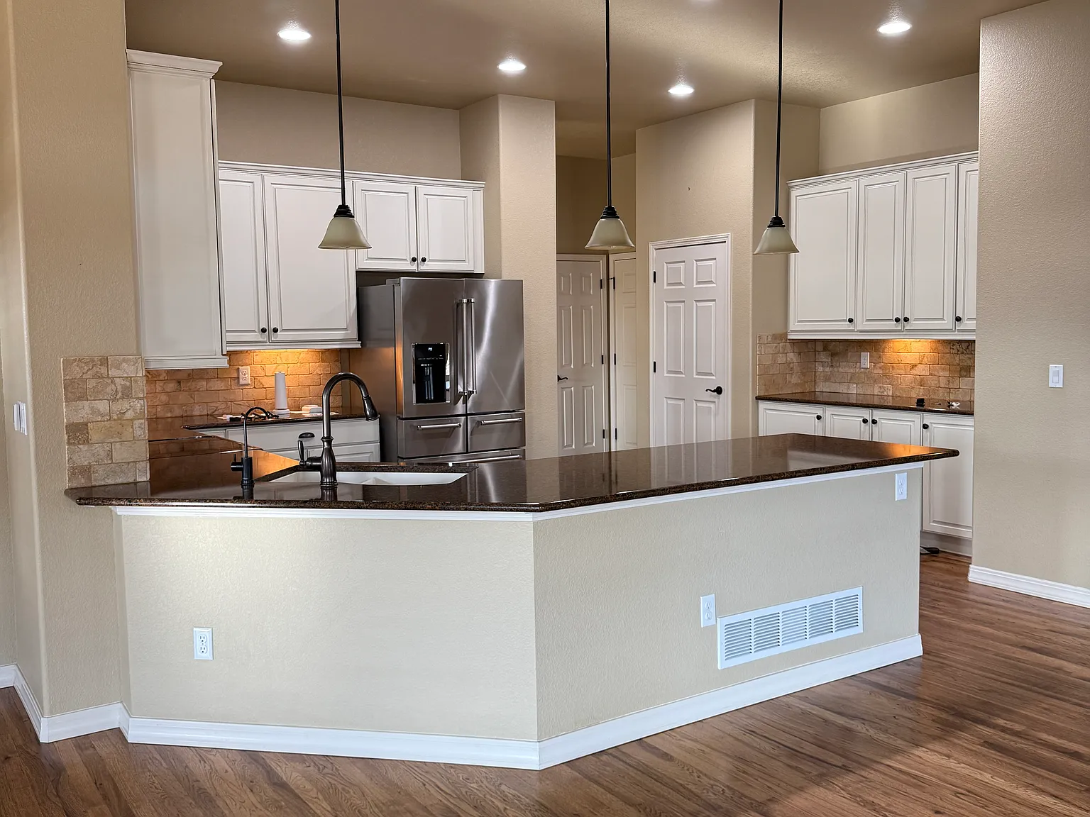 4 bed, 3790 sqft, $3,850 — Photo 4