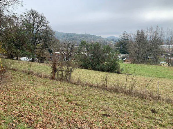 3353 NE Stephens St, Roseburg, OR 97470