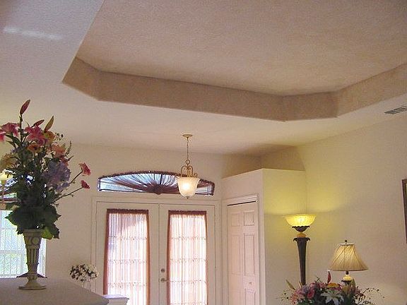Dramatic Foyer w/Tray Ceiling