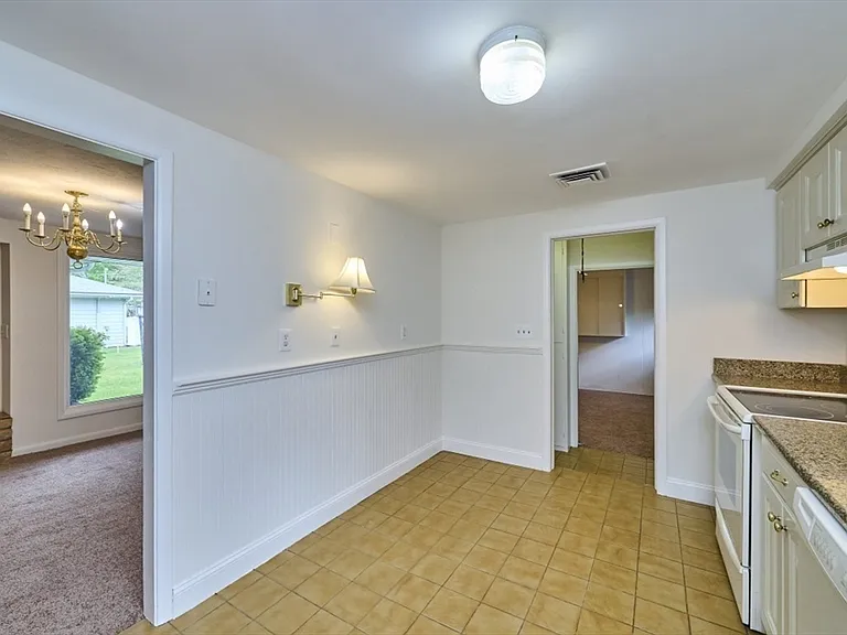 51 Pratt Dr — Photo 16